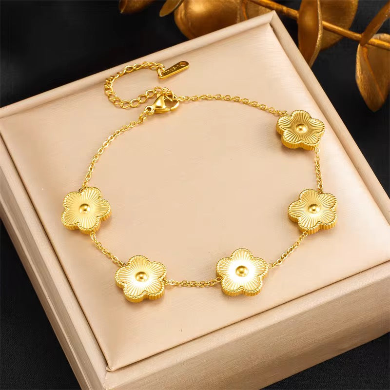 Minimal Gold Flower Bracelet – Classic Luxury Edition