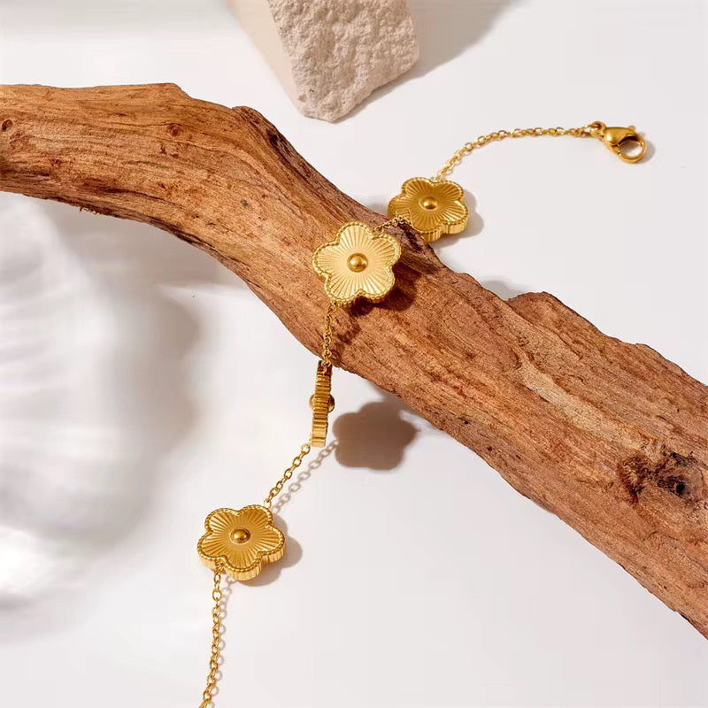 Minimal Gold Flower Bracelet – Classic Luxury Edition