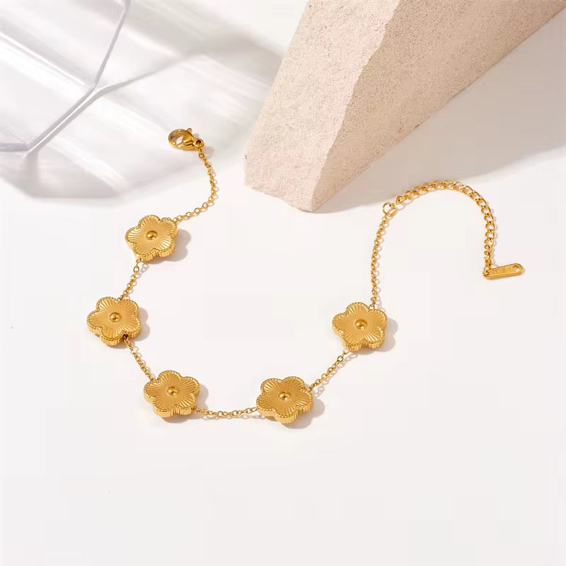 Minimal Gold Flower Bracelet – Classic Luxury Edition